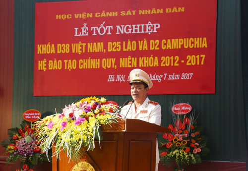 Thiếu tướng, PGS.TS Đặng Xuân Khang, Phó Giám đốc Học viện CSND đọc diễn văn bế giảng hệ đào tạo chính quy khóa D38, D25 Lào và D2 Campuchia niên khóa 2012 - 2017